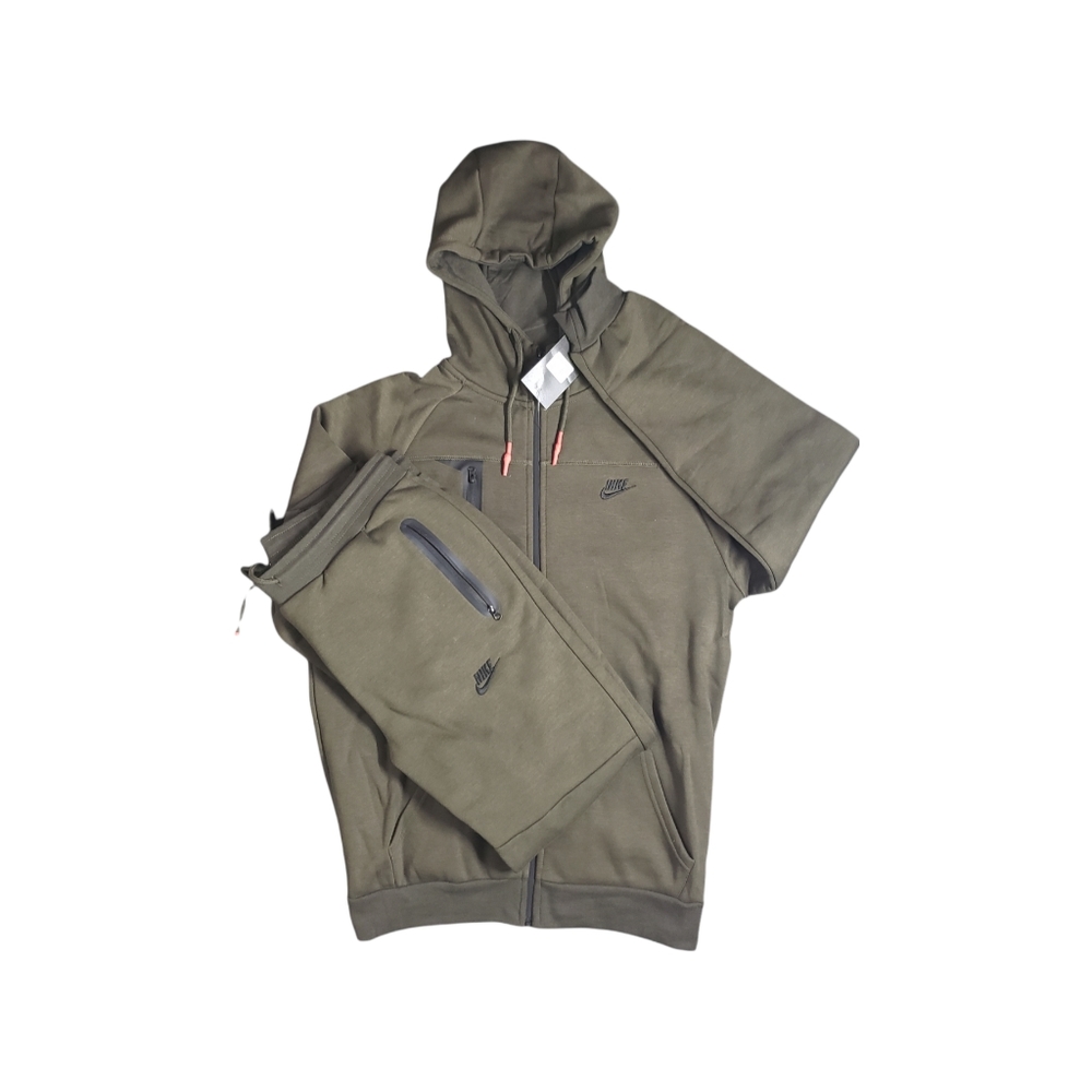 NIKE SWEATSUIT.